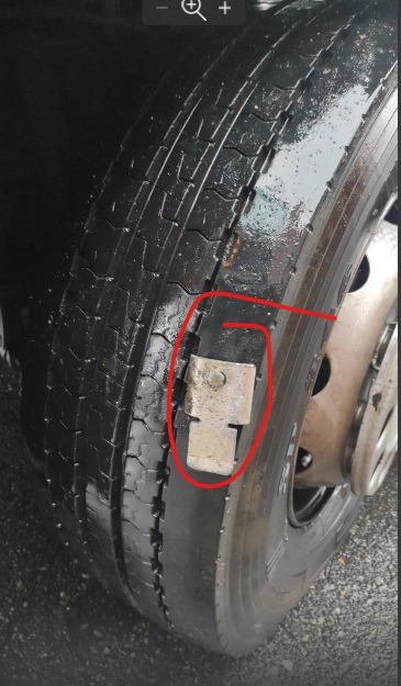 Tire service on the right steering axle is flat foto 2