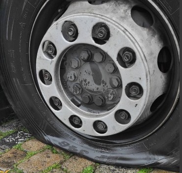 Tire service on the right steering axle is flat foto 1 