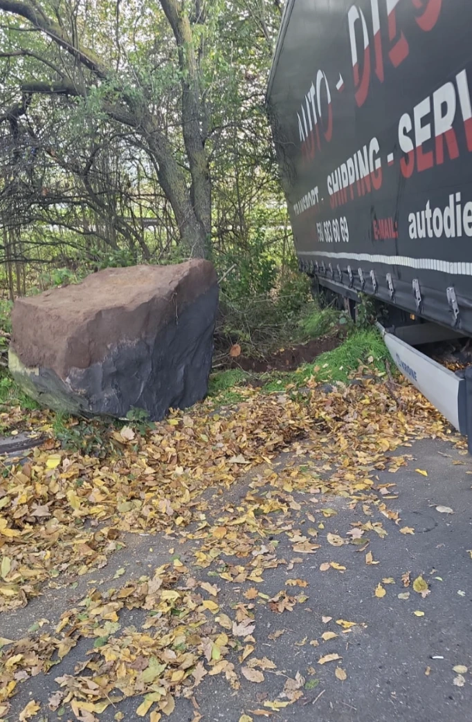 Abschleppen des Lkw Scania mit Anhänger aus der Graben 1