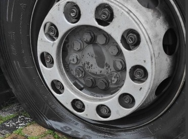 Zmiana koła na prawej osi kierującej ciężarówki na autostradzie A29 w Wilhelmshaven, Niemcy