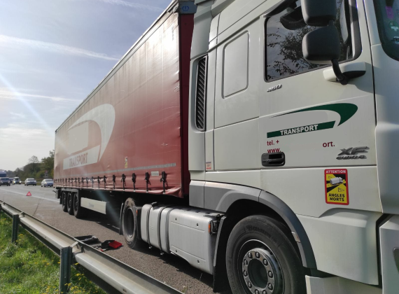 Holowanie DAF XF 460 z autostrady A5 na parking służby drogowej 