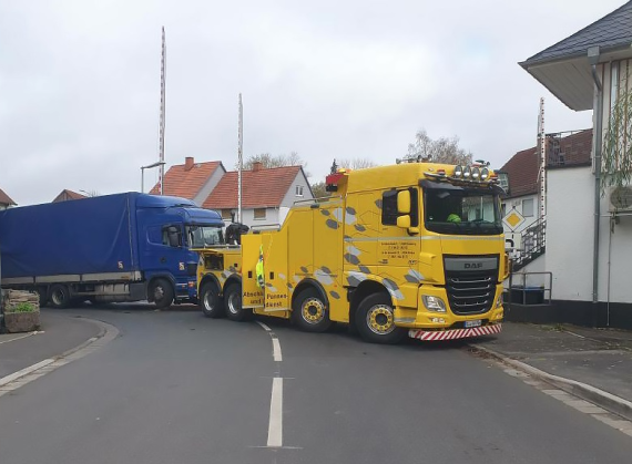 Awaria samochodu na autostradzie Mücke A5 — holowanie Scania R480