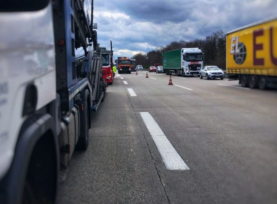 Zapewnienie bezpieczeństwa podczas awarii na autostradach: przewodnik dla kierowców ciężarówek i autobusów