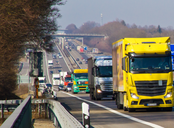Bezpieczna odległość i kary: jaka odległość powinna być zachowana między ciężarówkami na autostradzie?
